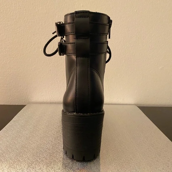 NWOT Women’s Madden Boots - Picture 2 of 5